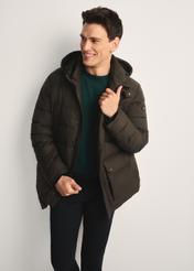 Oliwkowa zimowa kurtka męska KURMT-0379-57(Z25) - widok produktu z przodu na modelu na białym tle. Widoczna sylwetka do kolan.