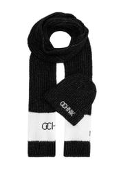 Zestaw czapka i szalik w kolorze czarnym ZESTD-0010-99(Z25) - widok produktu z przodu na białym tle.  