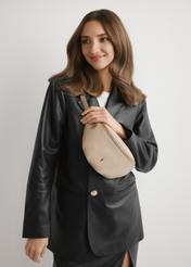 Skórzana beżowa nerka damska TORES-0894E-1B(W26), widok produktu na sylwetce modelki, na jasnym tle.