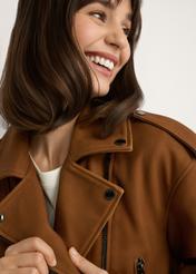 Skórzana kurtka ramoneska w kolorze koniaku KURDS-0610-1F(W26), zbliżenie na detal produktu na modelce.