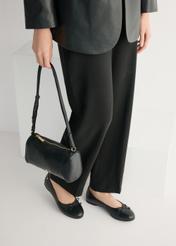 Czarne skórzane baleriny damskie BUTYD-1248-99(W26), widok produktu z góry na stopach modelki.