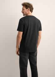 Czarny bawełniany T-shirt męski TSHMT-0154-99(Z26), widok produktu z tyłu na modelu. Widoczna połowa sylwetki.