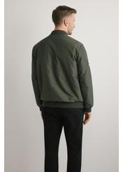 Kurtka bomberka męska w kolorze khaki KURMT-0413A-8D(W26) - widok produktu z tyłu na, na jasnym tle. Widoczna połowa sylwetki. 