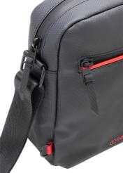 Czarna saszetka męska TORMN-0400-9J(W26), zbliżenie na detal produktu na białym tle.