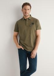Koszulka polo męska w kolorze khaki POLMT-0083-8D(W26), widok produktu z przodu na modelu. Widoczna połowa sylwetki.