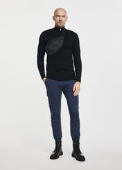 Czarna męska nerka TORMN-0315B-99(Z25), widok produktu na modelu na jasnym tle. Widoczna cała sylwetka.