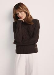 Czekoladowy sweter damski z ozdobnym splotem SWEDT-0210-90(Z25), widok produktu z przodu na modelce. Widoczna połowa sylwetki.