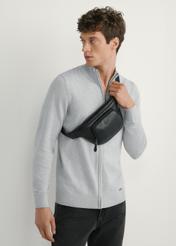 Czarna skórzana nerka męska TORMS-0280R-9I(W26), widok produktu od przodu na modelu, widoczna połowa sylwetki.