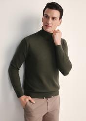 Sweter męski z golfem w kolorze khaki SWEMT-0095B-55(Z25), widok produktu od przodu na modelu, widoczna połowa sylwetki.