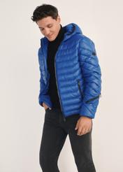 Kurtka męska w kolorze niebieskim KURMT-0380-61(Z25), widok produktu z przodu na modelu. Widoczna połowa sylwetki.