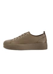 Skórzane tenisówki damskie w kolorze chłodnego beżu BUTYD-1062-1K(W26) - widok produktu z boku, na białym tle. 