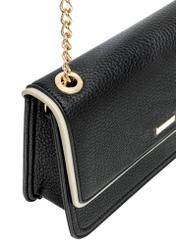 Niewielka czarna torebka damska TOREC-1015-9J(W26), zbliżenie na detal produktu, widok na białym tle.