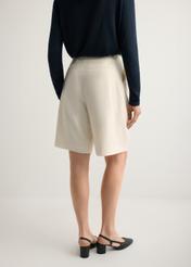 Kremowe szorty damskie z wełną SZODT-0021-0B(W26), widok produktu tyłem na modelce. Widoczna połowa sylwetki.