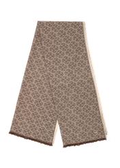 Duży brązowy szalik damski w monogram SZADT-0130A-82(Z25), widok produktu na białym tle.-02