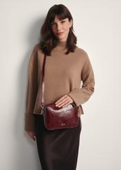 Bordowa torebka damska TOREC-0003J-49(Z25), widok produktu od przodu na modelce, widoczna połowa sylwetki.