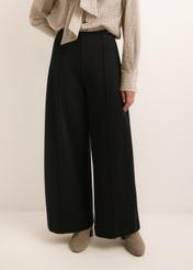 Czarne spodnie damskie wide leg SPODT-0130-99(Z26), widok produktu z przodu na modelce. Widoczna połowa sylwetki.