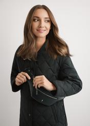 Czarna nerka damska z imitacji skóry TOREC-1190-99(W26), widok produktu na ramieniu modelki. Widoczna połowa sylwetki.