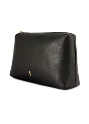 Czarna skórzana kosmetyczka damska TORES-1229-99(W26), widok produktu skosem na białym tle.