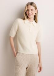 Kremowy cienki sweter polo z dzianiny BLUDT-0221-0B(Z26), widok produktu z przodu na modelce. Widoczna połowa sylwetki.