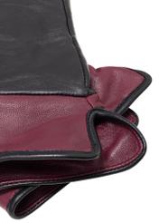 Czarno-bordowe skórzane rękawiczki damskie REKDS-0094-99(Z25) - zbliżenie na detal, na białym tle.