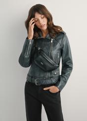 Czarna nerka damska z imitacji skóry TOREC-1194-99(W26) - widok produktu z przodu, na modelce, na jasnym tle. Widoczna sylwetka do kolan. 