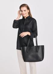 Czarna torebka shopper damska TOREC-0938B-99(Z25), widok produktu na ramieniu modelki. Widoczna połowa sylwetki.