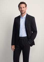 Czarna marynarka męska MARMT-0019-99(Z25), widok produktu od przodu na modelu, widoczna połowa sylwetki.-02