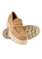 Skórzane mokasyny na platformie w kolorze beżowym BUTYD-1069-1B(W26) - widok produktu z góry i lekko po skosie, na białym tle. 