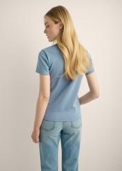Niebieski bawełniany T-shirt damski TSHDT-0144-7B(Z26). Widok produktu z tyłu na modelce. Widoczna połowa sylwetki.