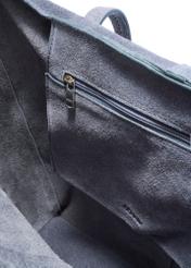 Skórzana ciemnoniebieska torebka damska TORES-1252-7C(W26), zbliżenie na detal produktu na białym tle.