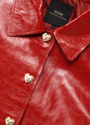 Czerwona krótka kurtka damska KURDS-0612-4B(W26), zbliżenie na detal produktu na białym tle.