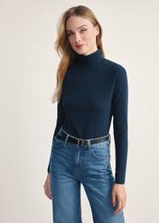 Granatowa bluzka damska z golfem LSLDT-0040-68(Z25), produkt widoczny przodem na modelce, widoczne pół sylwetki.