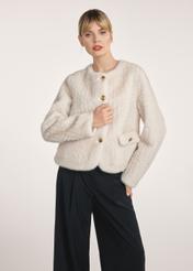 Krótkie futro damskie w kolorze kremowym FUTDP-0075-81(Z25) - widok produktu z przodu na modelce na białym tle. Widoczna połowa sylwetki. 