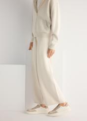 Skórzane tenisówki damskie w kolorze kremowym BUTYD-1260-0B(W26), widok produktu od boku na modelce, widoczna połowa sylwetki.