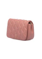 Ciemnoróżowa torebka damska z przeszyciami TOREC-1151-5D(W26), widok produktu skosem na białym tle.