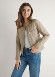 Beżowa kurtka damska ze skóry naturalnej KURDS-0154-1B(W26), widok produktu z przodu na modelce. Widoczna połowa sylwetki.