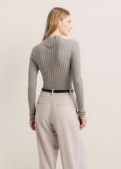Jasnoszary sweter damski z domieszką kaszmiru SWEDT-0288-9B(Z26), widok produktu od tyłu na modelce. Widoczna połowa sylwetki.