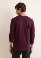 Bordowy bawełniany longsleeve męski LSLMT-0013-4D(Z26), widok produktu z tyłu na modelu. Widoczna połowa sylwetki.