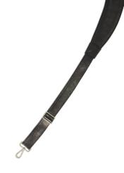 Czarna skórzana męska torba na laptopa TORMS-0482-99(Z25), widok na pasek produktu na białym tle.