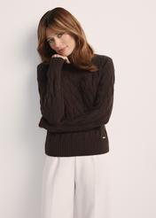 Czekoladowy sweter damski z ozdobnym splotem SWEDT-0210-90(Z25), widok produktu z przodu na modelce. Widoczna połowa sylwetki.