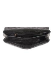 Czarna skórzana torebka damska z pikowaniem TORES-1286-99(W26), widok produktu od środka na białym tle.