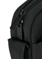 Czarna męska saszetka TORMN-0366-99(Z25), zbliżenie na detal produktu, widok na białym tle.