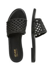 Czarne plecione klapki damskie BUTYD-1253-99(W26), widok produktu z góry na białym tle.