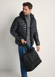 Czarna torba męska TORMN-0369-99(Z25), widok produktu skosem na modelce, widoczna połowa sylwetki.