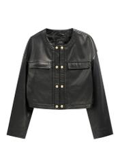 Krótka czarna kurtka skórzana damska KURDS-0597-99(W26), widok produktu z przodu na białym tle.