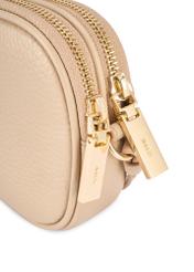 Mała beżowa skórzana torebka damska TORES-0466E-1B(W26) - zbliżenie na detal, na białym tle.