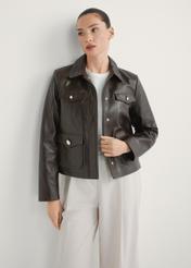 Ciemnobrązowa skórzana kurtka damska KURDS-0589-1I(W26), widok produktu z przodu na modelce. Widoczna połowa sylwetki.