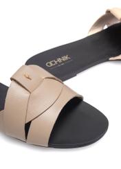 Beżowe klapki damskie z plecionką BUTYD-0903C-1B(W26), zbliżenie na detal produktu na białym tle.