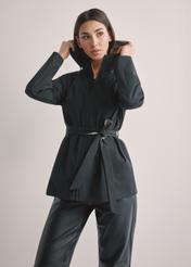 Dwustronna przejściowa kurtka damska KURDT-0655-9J(W26), widok produktu z przodu na modelce. Widoczna połowa sylwetki.