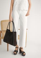 Zamszowe sandały damskie na platformie BUTYD-1274-1I(W26), widok produktu z przodu na stopach modelki.